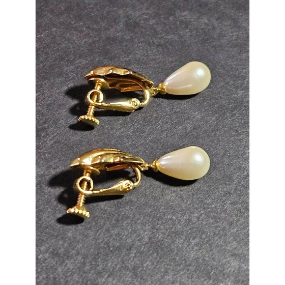 **Final Sale** Vintage Napier gold tone screw back clip on earrings - Picture 8 of 10